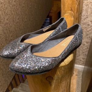 Sparkly Tom flats with pointed toe.